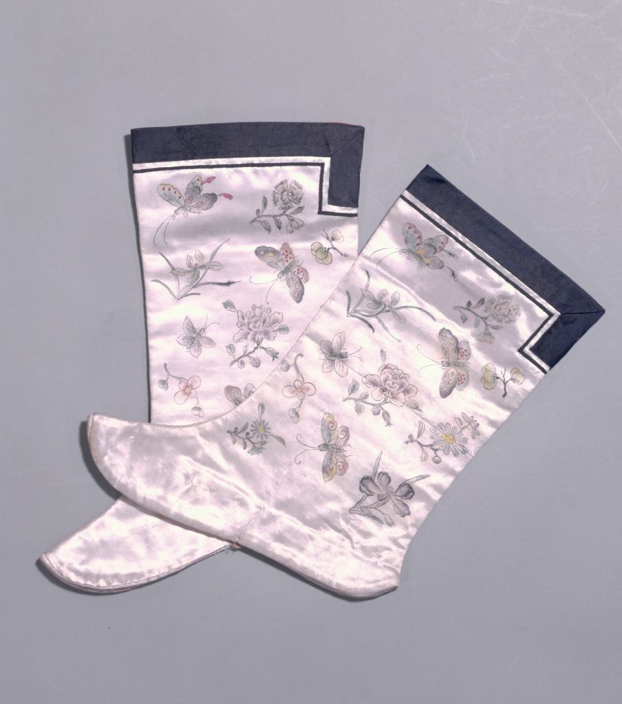 图片[1]-White damask painted butterfly socks-China Archive